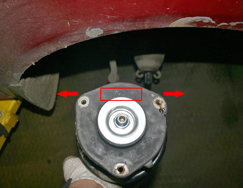 Вид правильной по указывающим стрелкам установки амортизаторной стойки Volkswagen Passat B6 2005-2010