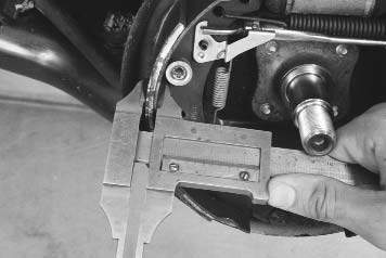 Проверка толщины тормозной колодки заднего колеса Renault Logan