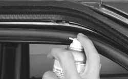Нанесение смазки на резиновый уплотнитель дверного проема Renault Logan