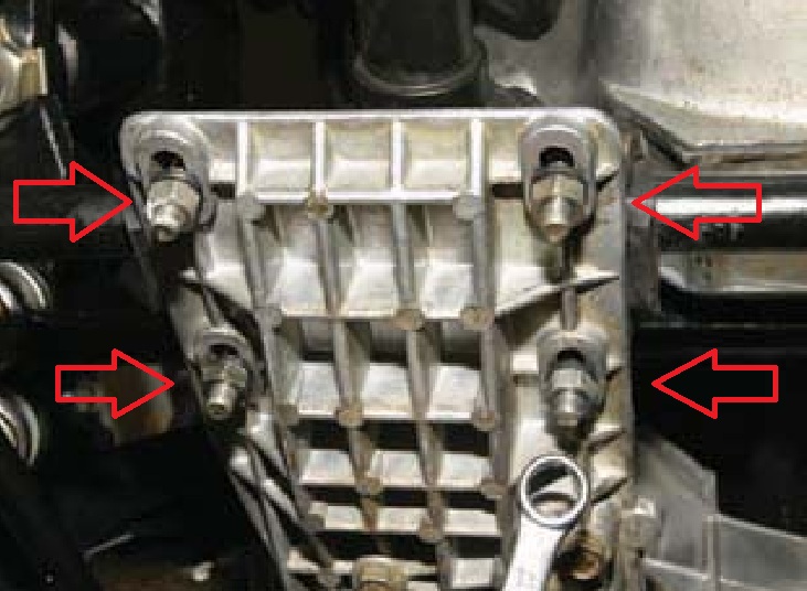 Нижняя крышка картера редуктора через металлические обоймы и резиновые подушки крепится к штанге стабилизатора поперечной устойчивости передней подвески Chevrolet Niva
