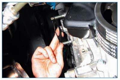 Снятие металлической прокладки катколлектора в автомобиле Ford Focus 2