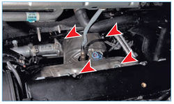 Проникающей жидкостью смачиваем гайки крепления фланца катколлектора в автомобиле Ford Focus 2