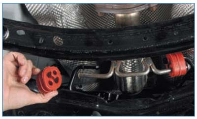 Снятие подушки подвески системы выпуска с двух кронштейнов катколлектора автомобиля Ford Focus 2