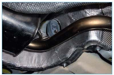 Снятие передней подушки подвески основного глушителя в автомобиле Ford Focus 2