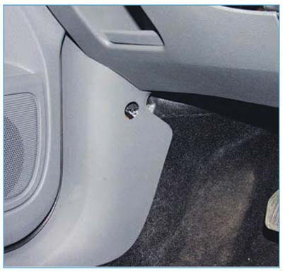 Расположение выключателя подачи топлива в автомобиле Ford Focus 2
