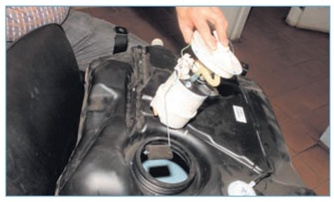 Вынимаем топливный модуль из отверстия топливного бака автомобиля Ford Focus 2