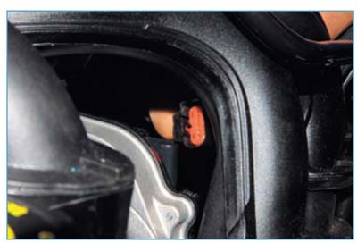 Отсоединение колодки жгута проводов от разъема блока управления дроссельной заслонкой Ford Focus 2