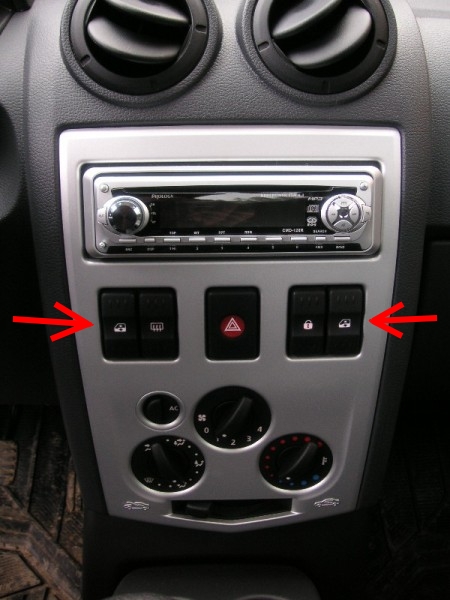Кнопки управления электростеклоподъемниками на центральной консоли Renault Logan