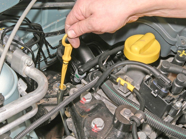 Проверка уровня моторного масла Renault Logan