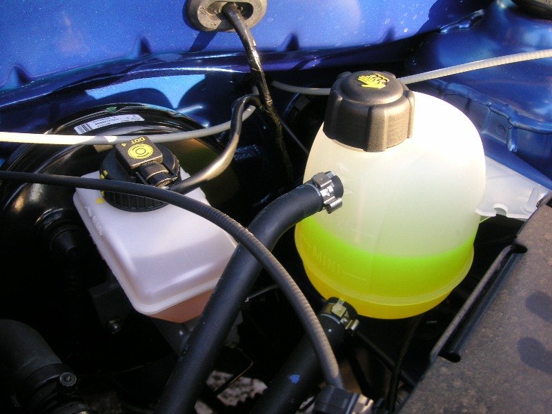 Бачок тормозной жидкости и бачок охлаждающей жидкости Renault Logan
