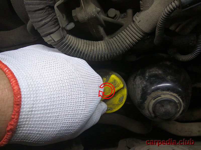Закрытие крышки маслозаливной горловины Fiat Doblo I 2007