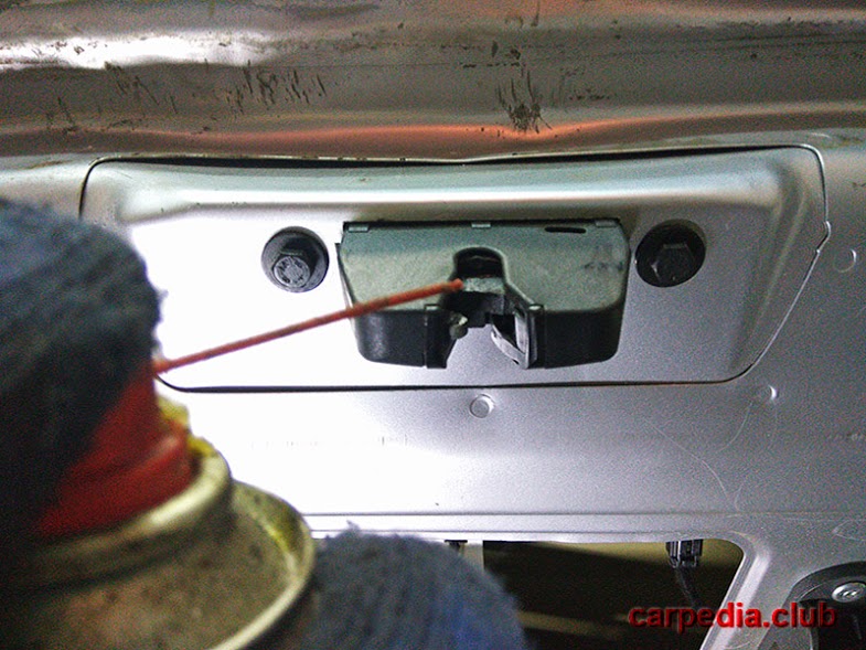 Впрыскивание силиконовой смазки в хорошо очищенный механизм замка багажной двери Citroen Berlingo II