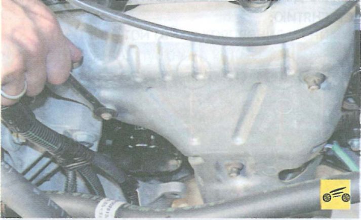 Отворачивание гаек крепления термоэкрана выпускного коллектора Renault Logan I