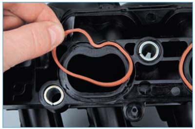 Вынимаем уплотнительные кольца впускного трубопровода и ставим новые в автомобиле Ford Focus 2
