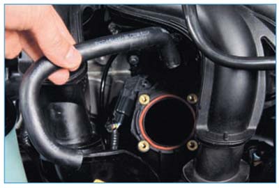 Отсоединяем шланг вентиляции картера от впускного трубопровода или от клапана маслоотделителя Ford Focus 2