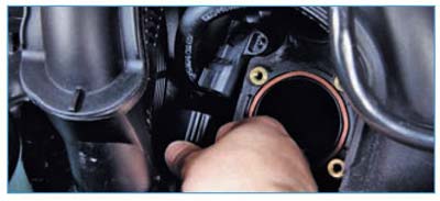 Отсоединяем колодку проводов от датчика абсолютного давления и температуры автомобиля Ford Focus 2 
