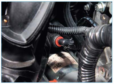 Снятие шланга вакуумного усилителя тормозов из штуцера впускного трубопровода Ford Focus 2