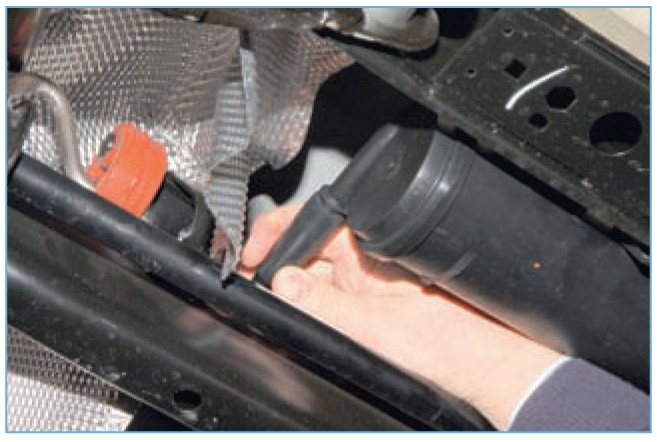 Снятие резинового наконечника атмосферной трубки с патрубка адсорбера автомобиля Ford Focus 2