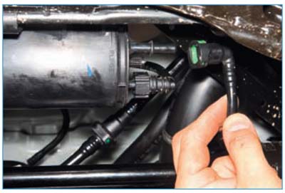 Отсоединение от штуцера адсорбера наконечника трубки отвода паров топлива Ford Focus 2