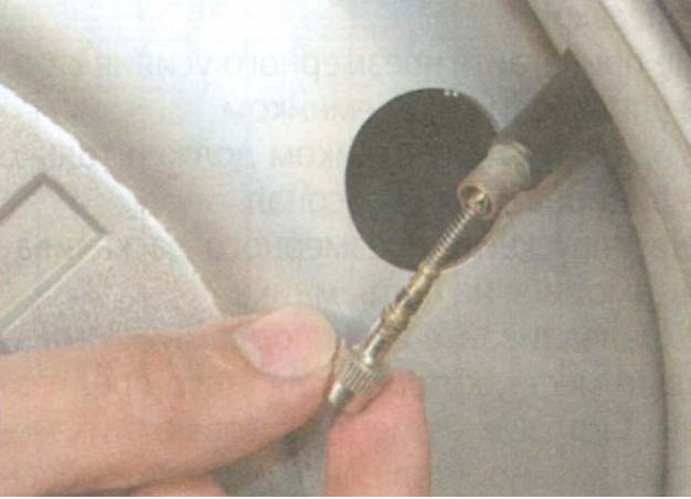 Замена золотника, вывернув неисправный с помощью колпачка с ключом на автомобиле Hyundai Solaris