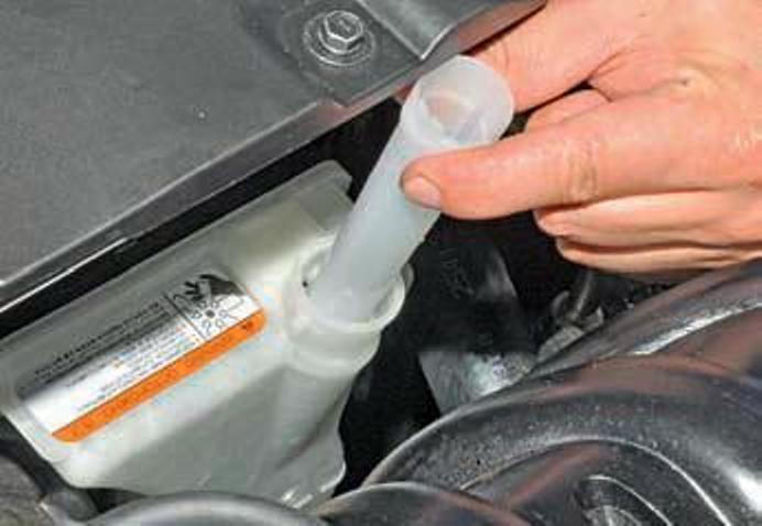 Вытягивание заливной трубки из бачка и заливка охлаждающей жидкости Hyundai Solaris
