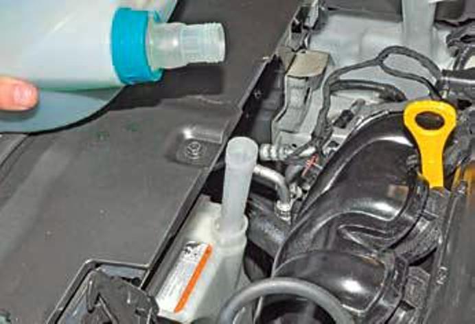 Заливка охлаждающей жидкости в расширительный бачок Hyundai Solaris