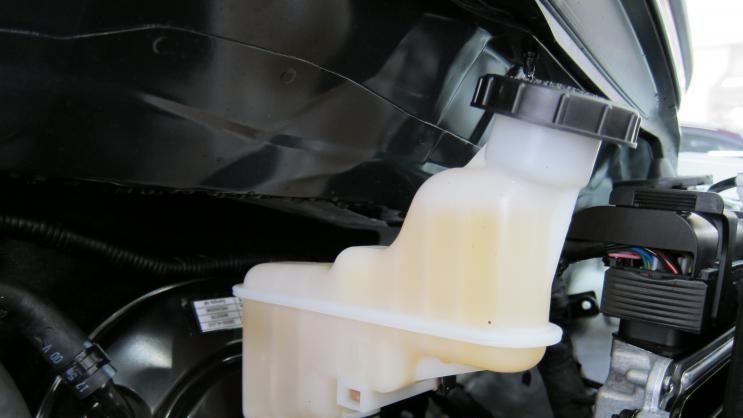 Установить крышку бачка тормозной жидкости на место Hyundai Solaris