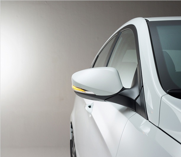 Боковой указатель поворота на зеркале заднего вида Hyundai Solaris