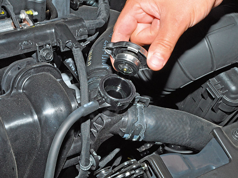 Ускоряем слив жидкости из радиатора открывает заливную горловину Hyundai solaris