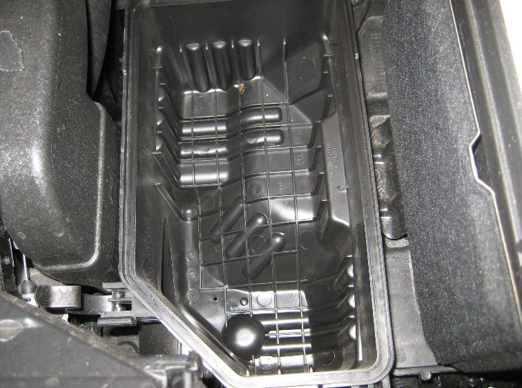 Очистить полость корпуса воздушного фильтра Hyundai solaris