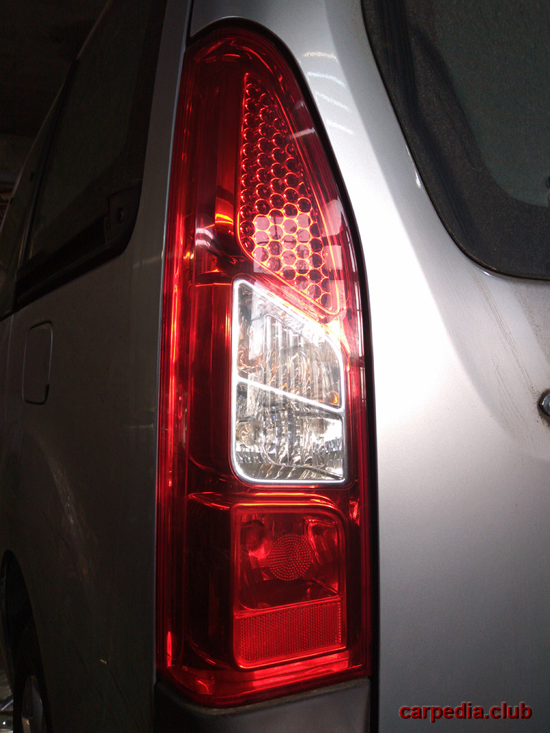 Собранный обратно задний световой прибор автомобиля Citroen Berlingo II