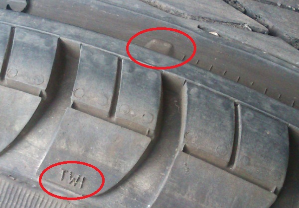 Обозначение буквами TWI места индикатора износа шины колеса Лада Гранта (ВАЗ 2190)