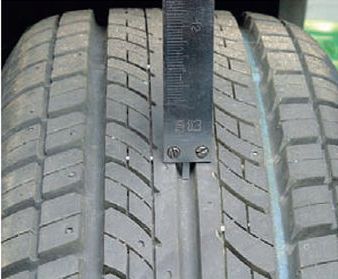 Проверка штангенциркулем остаточной глубины протектора шины колеса Лада Гранта (ВАЗ 2190)