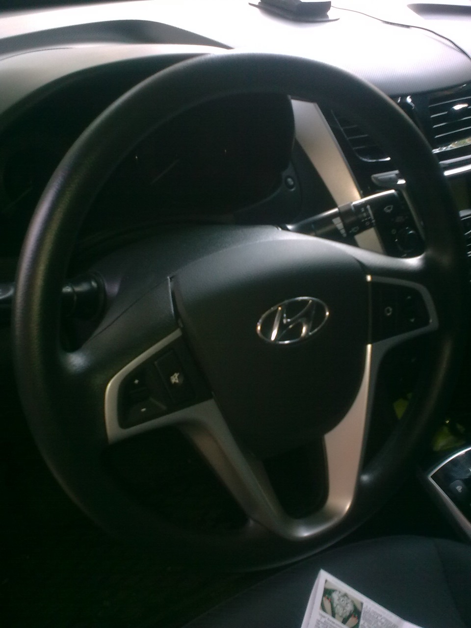 Eстанавливаем передние колеса в положение, соответствующее прямолинейному движению автомобиля Hyundai Solaris