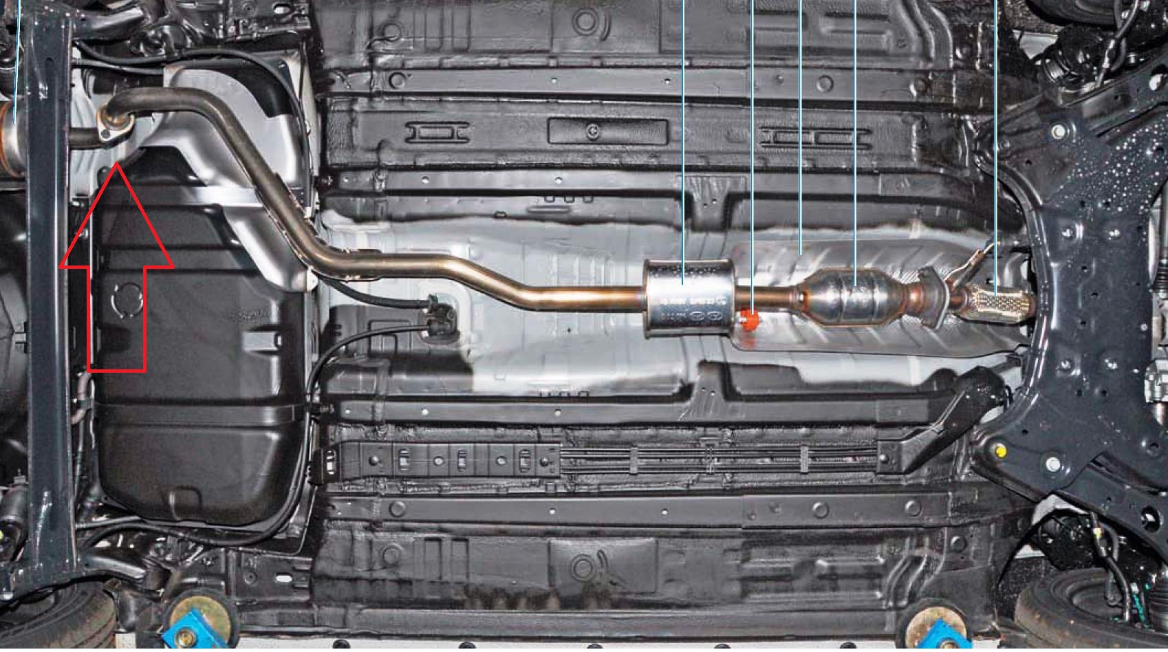 Проверяем и подтягиваем крепление трубы дополнительного глушителя и резонатора к основному глушителю Hyundai Solaris