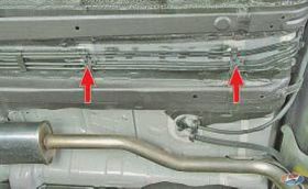 Проверьте крепление трубопроводов в держателях на днище кузова на автомобиле Hyundai Solaris