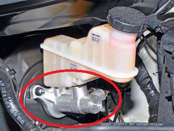 Осмотр бачка главного тормозного цилиндра и втулки соединения бачка с главным тормозным цилиндром Hyundai solaris
