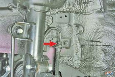 Проверка утечки жидкости из соединений тормозных трубопроводов со шлангами передних тормозных механизмов на автомобиле Hyundai Solaris
