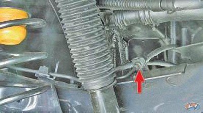 Проверка утечки жидкости из тормозных трубопроводов со шлангами задних тормозных механизмов на автомобиле Hyundai Solaris