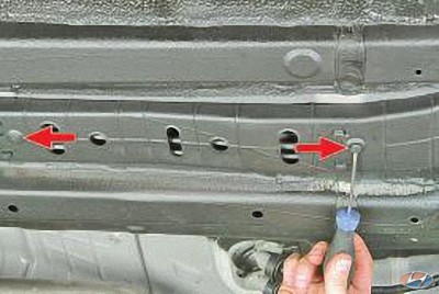 Извликание пистонов крепления грязезащитного кожуха тормозных трубопроводов на автомобиле Hyundai Solaris