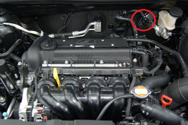 Проверка плотности посадки вакуумного шланга на штуцере вакуумного усилителя тормозов на автомобиле Hyundai Solaris