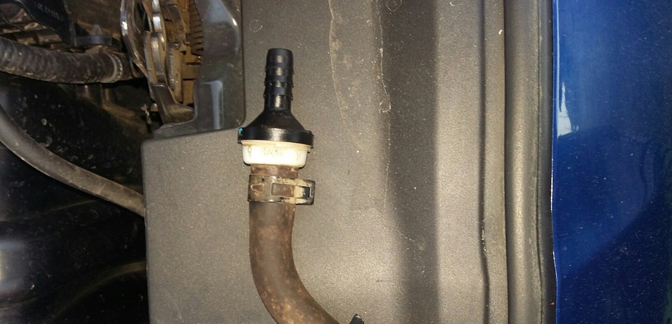 Извлеките штуцер обратного клапана из шланга вакуумного усилителя со стороны промежуточной трубки на автомобиле Hyundai Solaris