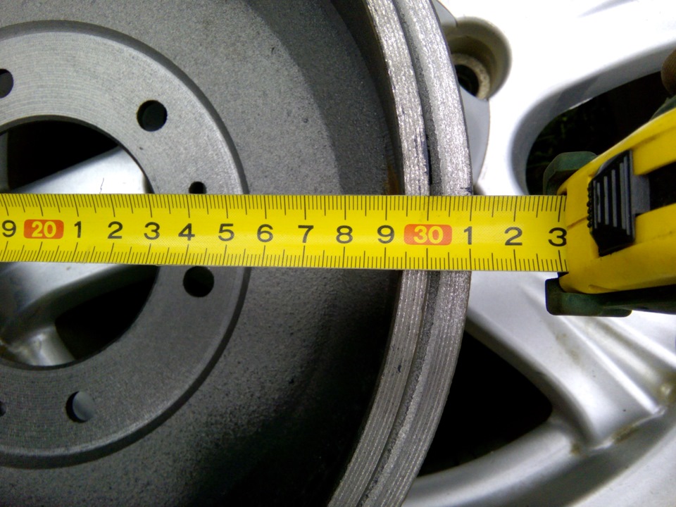 Измерьте диаметр внутренней полости тормозного барабана на автомобиле Hyundai Solaris