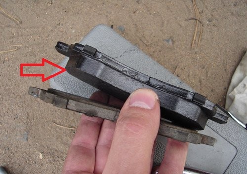 Измерять толщину тормозной колодки на автомобиле Hyundai Solaris