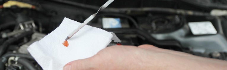 Для проверки состояния жидкости промокаем указатель белой ветошью на автомобиле Hyundai Solaris