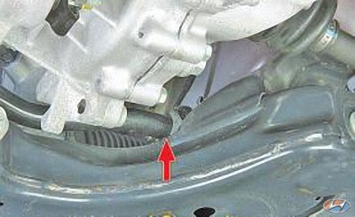Проверка состояние резиновых подушек в местах крепления штанги стабилизатора поперечной устойчивости к поперечине передней подвески на автомобиле Hyundai Solaris