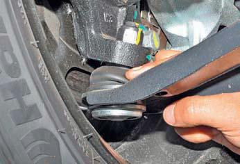 Проверьте состояние защитных чехлов шаровых опор на автомобиле Hyundai Solaris