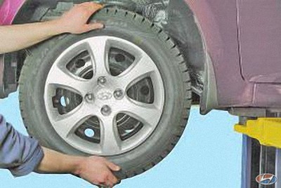 Покачивая колеса в вертикальной плоскости, убедитесь в отсутствии люфтов подшипников на автомобиле Hyundai Solaris