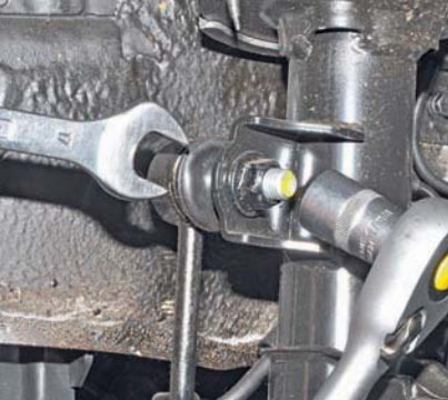 Затяжка верхних гаек пальцев шаровых шарниров стоек стабилизатора поперечной устойчивости на автомобиле Hyundai Solaris