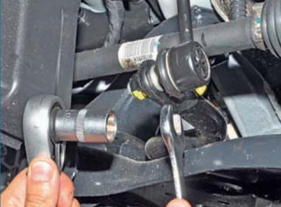 Проверка надежность затяжки нижних гаек пальцев шаровых шарниров стоек стабилизатора поперечной устойчивости на автомобиле Hyundai Solaris